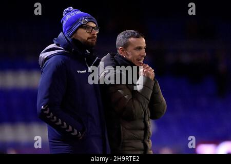 OLDHAM, GBR. DEZ 7th Conor Marlin (Assistant Interim Head Coach) von Oldham Athletic und Selim Benachour (Interim Head Coach) von Oldham Athletic während des Spiels der Sky Bet League 2 zwischen Oldham Athletic und Tranmere Rovers im Boundary Park, Oldham am Dienstag, den 7th. Dezember 2021. (Kredit: Eddie Garvey | MI Nachrichten) Kredit: MI Nachrichten & Sport /Alamy Live Nachrichten Stockfoto