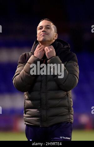 OLDHAM, GBR. DEZ 7th Selim Benachour (Interim Head Coach) von Oldham Athletic während des Spiels der Sky Bet League 2 zwischen Oldham Athletic und Tranmere Rovers im Boundary Park, Oldham, am Dienstag, den 7th. Dezember 2021. (Kredit: Eddie Garvey | MI Nachrichten) Kredit: MI Nachrichten & Sport /Alamy Live Nachrichten Stockfoto