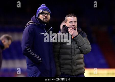 OLDHAM, GBR. DEZ 7th Conor Marlin (Assistant Interim Head Coach) von Oldham Athletic und Selim Benachour (Interim Head Coach) von Oldham Athletic während des Spiels der Sky Bet League 2 zwischen Oldham Athletic und Tranmere Rovers im Boundary Park, Oldham am Dienstag, den 7th. Dezember 2021. (Kredit: Eddie Garvey | MI Nachrichten) Kredit: MI Nachrichten & Sport /Alamy Live Nachrichten Stockfoto