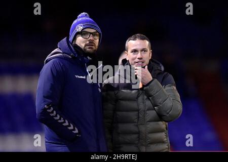 OLDHAM, GBR. DEZ 7th Conor Marlin (Assistant Interim Head Coach) von Oldham Athletic und Selim Benachour (Interim Head Coach) von Oldham Athletic während des Spiels der Sky Bet League 2 zwischen Oldham Athletic und Tranmere Rovers im Boundary Park, Oldham am Dienstag, den 7th. Dezember 2021. (Kredit: Eddie Garvey | MI Nachrichten) Kredit: MI Nachrichten & Sport /Alamy Live Nachrichten Stockfoto