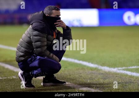 OLDHAM, GBR. DEZ 7th Selim Benachour (Interim Head Coach) von Oldham Athletic während des Spiels der Sky Bet League 2 zwischen Oldham Athletic und Tranmere Rovers im Boundary Park, Oldham, am Dienstag, den 7th. Dezember 2021. (Kredit: Eddie Garvey | MI Nachrichten) Kredit: MI Nachrichten & Sport /Alamy Live Nachrichten Stockfoto