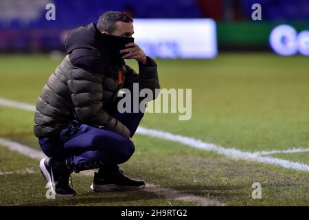 OLDHAM, GBR. DEZ 7th Selim Benachour (Interim Head Coach) von Oldham Athletic während des Spiels der Sky Bet League 2 zwischen Oldham Athletic und Tranmere Rovers im Boundary Park, Oldham, am Dienstag, den 7th. Dezember 2021. (Kredit: Eddie Garvey | MI Nachrichten) Kredit: MI Nachrichten & Sport /Alamy Live Nachrichten Stockfoto