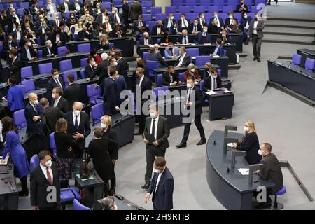 Berlin, Berlin-Tiergarten, Deutschland. 8th Dez 2021. Berlin: Im Bundestag zur Wahl der neuen Bundeskanzlerin im Reichstagsgebäude (Foto: © Simone Kuhlmey/Pacific Press via ZUMA Press Wire) Stockfoto