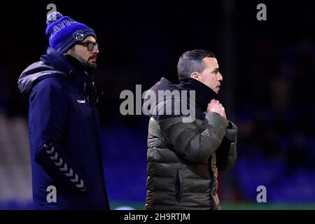 OLDHAM, GBR. DEZ 7th Conor Marlin (Assistant Interim Head Coach) von Oldham Athletic und Selim Benachour (Interim Head Coach) von Oldham Athletic während des Spiels der Sky Bet League 2 zwischen Oldham Athletic und Tranmere Rovers im Boundary Park, Oldham am Dienstag, den 7th. Dezember 2021. (Kredit: Eddie Garvey | MI Nachrichten) Kredit: MI Nachrichten & Sport /Alamy Live Nachrichten Stockfoto