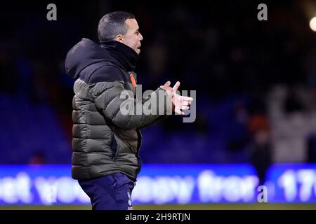 OLDHAM, GBR. DEZ 7th Selim Benachour (Interim Head Coach) von Oldham Athletic während des Spiels der Sky Bet League 2 zwischen Oldham Athletic und Tranmere Rovers im Boundary Park, Oldham, am Dienstag, den 7th. Dezember 2021. (Kredit: Eddie Garvey | MI Nachrichten) Kredit: MI Nachrichten & Sport /Alamy Live Nachrichten Stockfoto