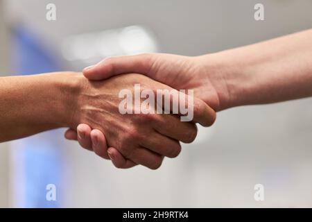 Geschäftsleute am Handschlag als Symbol für Deal und Kooperation Stockfoto