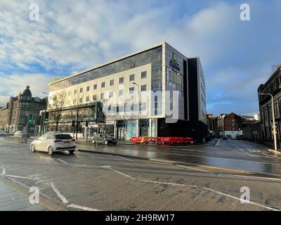 Holiday Inn Express, Dundee, Tayside, Schottland, 8th. Dezember 2021: Im Bild: Sturm Barra hat die Verkleidung von der Seite des Holiday Inn Express gerissen, was dazu führte, dass die angrenzende Straße für einige Zeit gesperrt wurde, bis eine strukturelle Bewertung im Ausmaß des Schadens durchgeführt wurde. Auf dem darunter liegenden Bürgersteig wurden provisorische Barrieren errichtet. Kredit:Barry Nixon/Alamy Live Nachrichten Stockfoto