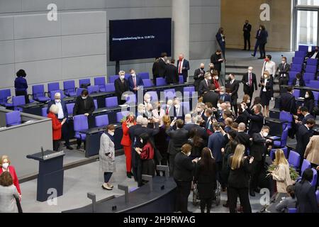 Berlin, Berlin-Tiergarten, Deutschland. 8th Dez 2021. Berlin: Im Bundestag zur Wahl der neuen Bundeskanzlerin im Reichstagsgebäude (Foto: © Simone Kuhlmey/Pacific Press via ZUMA Press Wire) Stockfoto