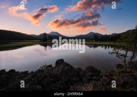 Cascade Lakes Bend Oregon Sonnenaufgang. Sparks Lake mit Reflexionen, USA Stockfoto