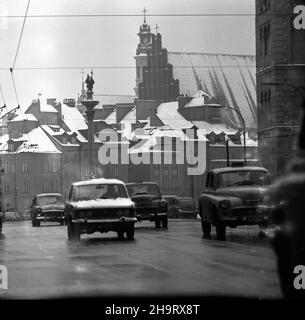 Warszawa, 1969-12-05. Starren Sie Miasto. NZ. Widoczne kamienice Starego Miasta, Archikatedra œw. Jana Chrzciciela oraz Kolumna Zygmunta III Wazy. Ad PAP/Adam Urbanek Warschau, 5. Dezember 1969. Die Altstadt. Im Bild: Altstadtgebäude, Johannes-Baptist-Erzkathedrale und die Vasa-Säule Sigismund III. Ad PAP/Adam Urbanek Stockfoto