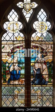 Renaissance Glasfenster im flämischen Stil der Seligen Jungfrau Maria und des Jesuskindes mit zwei Frauen, von J. Fisher c 1903, Barsham Kirche, Suffolk, eng Stockfoto