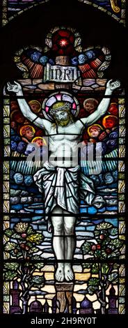Glasfenster Ostfenster Detail der Kreuzigung Jesu Christi, Bradfield St. George Kirche, Suffolk, England, UK 1913 entworfen von Edward Arthur Fello Stockfoto