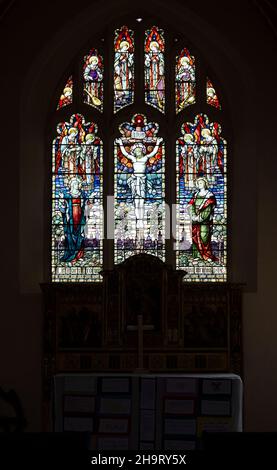 Buntglas Ostfenster der Kreuzigung Jesu Christi, Bradfield St. George Kirche, Suffolk, England, UK 1913 Entworfen von Edward Arthur Fellowes Pr Stockfoto