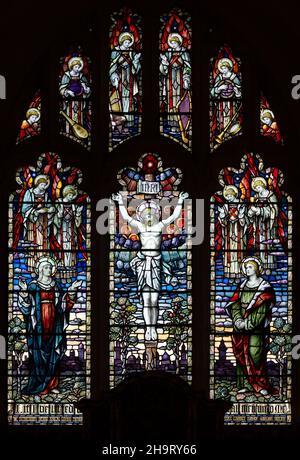 Buntglas Ostfenster der Kreuzigung Jesu Christi, Bradfield St. George Kirche, Suffolk, England, UK 1913 Entworfen von Edward Arthur Fellowes Pr Stockfoto