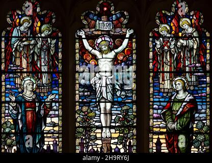 Buntglas Ostfenster der Kreuzigung Jesu Christi, Bradfield St. George Kirche, Suffolk, England, UK 1913 Design Edward Arthur Fellowes Prynne Stockfoto