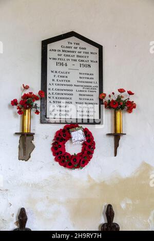 Wandmontierte Kriegs-Gedenktafel mit Namen der Toten, Great Bricett Church, Suffolk, England, Großbritannien Stockfoto