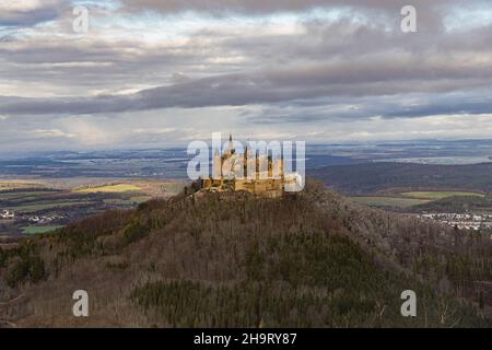 Blick vom Zellerhorn auf die Burg Hohenzollern mit Lichtspielen und einem kontrastreichen, tiefblauen Himmel im Winter Stockfoto