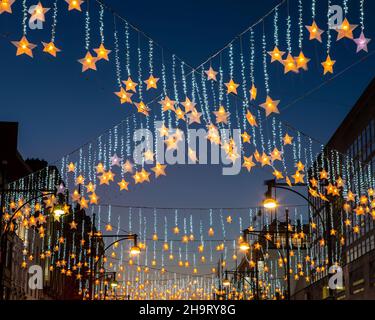 London, Großbritannien - 2nd 2021. Dezember: Die schönen Weihnachtslichter auf der Oxford Street in London, Großbritannien. Stockfoto