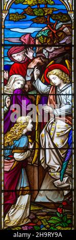 Ostfenster aus Buntglas, 1866 H Hughes, Brettenham Church, Suffolk, England, Großbritannien, Auferstehung „Er ist auferstanden“ Stockfoto