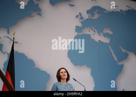 Berlin, Deutschland. 08th Dez 2021. Annalena Baerbock spricht bei der Amtsübergabe von Ex-Außenminister Heiko Maas (SPD) an seine Nachfolgerin Außenministerin Annalena Baerbock (Bündnis 90/die Grünen) im Auswärtigen Amt. Quelle: Kay Nietfeld/dpa-Pool/dpa/Alamy Live News Stockfoto