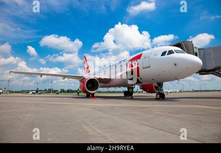 Kiew, Ukraine - 23. Juni 2020: Airbus A320-214, Flugzeug der Tschechischen Fluggesellschaft OK-HEU. Das Flugzeug landet auf dem internationalen Flughafen Boryspil. Terminal Runway D. Arbeiter Mann. Speicherplatz kopieren. Stockfoto