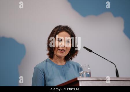 Berlin, Deutschland. 08th Dez 2021. Annalena Baerbock spricht bei der Amtsübergabe von Ex-Außenminister Heiko Maas (SPD) an seine Nachfolgerin Außenministerin Annalena Baerbock (Bündnis 90/die Grünen) im Auswärtigen Amt. Quelle: Kay Nietfeld/dpa-Pool/dpa/Alamy Live News Stockfoto