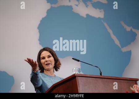 Berlin, Deutschland. 08th Dez 2021. Annalena Baerbock spricht bei der Amtsübergabe von Ex-Außenminister Heiko Maas (SPD) an seine Nachfolgerin Außenministerin Annalena Baerbock (Bündnis 90/die Grünen) im Auswärtigen Amt. Quelle: Kay Nietfeld/dpa-Pool/dpa/Alamy Live News Stockfoto