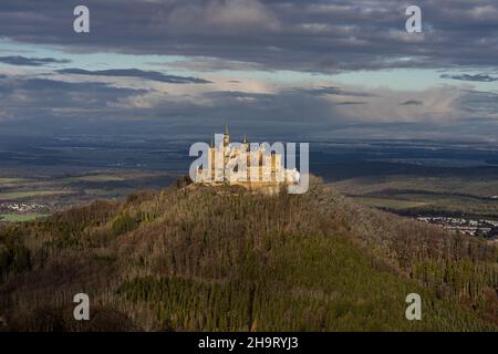 Blick vom Zellerhorn auf die Burg Hohenzollern mit Lichtspielen und einem kontrastreichen, tiefblauen Himmel im Winter Stockfoto