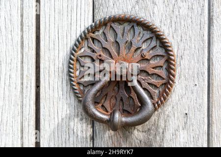 Alter eiserner Türgriff an der Kirchentür in Aldham, Suffolk, England, Großbritannien Stockfoto