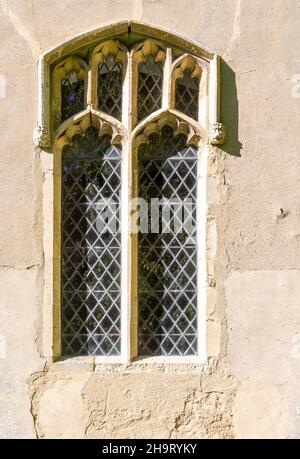 Dorfpfarrkirche von Saint Mary, Nettlestead, Suffolk, England, UK architektonisches Detail altes Fenster Stockfoto