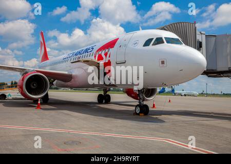 Kiew, Ukraine - 23. Juni 2020: Airbus A320-214, Flugzeug der Tschechischen Fluggesellschaft OK-HEU. Das Flugzeug landet auf dem internationalen Flughafen Boryspil. Terminal Runway D. Arbeiter Mann. Speicherplatz kopieren. Stockfoto