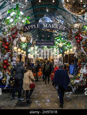 London, Großbritannien - 2nd 2021. Dezember: Blick auf den schönen Apple Market in Covent Garden während der Weihnachtszeit in London, Großbritannien. Stockfoto