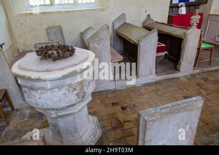 Innenraum der St. Nicholkkapelle, Vergeben, Suffolk, England, historische britische Schrift, Bänke, Bänke aus dem 15. Jahrhundert Stockfoto