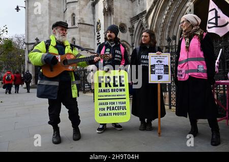 London, Großbritannien. Die Demonstranten feierten die Nachricht von der Freilassung des Extinction Rebellion-Aktivisten und ehemaligen Paralympic-Athleten James Brown aus dem Wandsworth Gefängnis gegen Kaution. Royal Courts of Justice, The Strand Kredit: michael melia/Alamy Live News Stockfoto