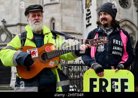 London, Großbritannien. Die Demonstranten feierten die Nachricht von der Freilassung des Extinction Rebellion-Aktivisten und ehemaligen Paralympics-Athleten James Brown aus dem Wandsworth Gefängnis. The High Court, The Strand Kredit: michael melia/Alamy Live Nachrichten Stockfoto