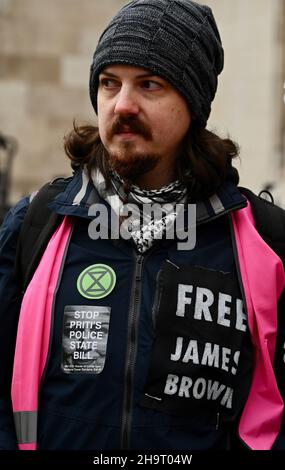 London, Großbritannien. Die Demonstranten feierten die Nachricht von der Freilassung des Extinction Rebellion-Aktivisten und ehemaligen Paralympics-Athleten James Brown aus dem Wandsworth Gefängnis. The High Court, The Strand Kredit: michael melia/Alamy Live Nachrichten Stockfoto