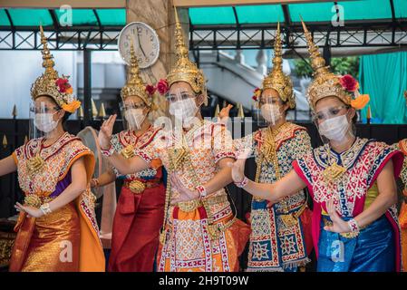 Bangkok, Thailand. 08th Dez 2021. Thailändische Tänzerinnen in traditionellen Kostümen trugen Gesichtsmasken und Gesichtsschilde als Vorsichtsmaßnahme gegen die Ausbreitung von Covid-19 während der Aufführung im Erawan-Schrein in Bangkok. (Foto von Peerapon Boonyakiat/SOPA Images/Sipa USA) Quelle: SIPA USA/Alamy Live News Stockfoto