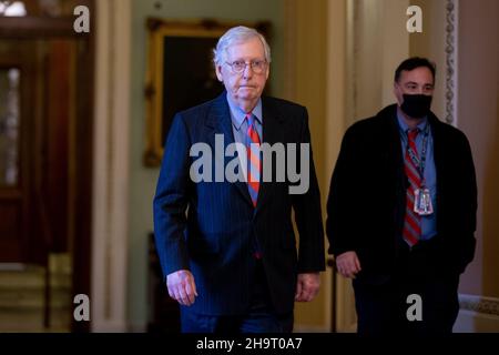 Der Minderheitsführer des Senats, Mitch McConnell, trifft auf dem Capitol Hill in Washington, DC, USA, ein. 08th Dez 2021. Die Führer des Kongresses haben einen Weg geschaffen, um einen Kreditausfall zu vermeiden, indem sie einem einzigen Gesetz zugestimmt haben, das es den Demokraten ermöglichen würde, die Schuldengrenze des Landes mit einer einfachen Mehrheit im Senat anzuheben. Das Finanzministerium hat gesagt, dass die Vereinigten Staaten ohne Maßnahmen des Kongresses nicht in der Lage wären, sich zusätzliche Mittel zu leihen, um ihren Verpflichtungen bald nach dem 15. Dezember nachzukommen. Quelle: SIPA USA/Alamy Live News Stockfoto