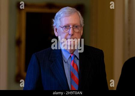 Der Minderheitsführer des Senats, Mitch McConnell, trifft auf dem Capitol Hill in Washington, DC, USA, ein. 08th Dez 2021. Die Führer des Kongresses haben einen Weg geschaffen, um einen Kreditausfall zu vermeiden, indem sie einem einzigen Gesetz zugestimmt haben, das es den Demokraten ermöglichen würde, die Schuldengrenze des Landes mit einer einfachen Mehrheit im Senat anzuheben. Das Finanzministerium hat gesagt, dass die Vereinigten Staaten ohne Maßnahmen des Kongresses nicht in der Lage wären, sich zusätzliche Mittel zu leihen, um ihren Verpflichtungen bald nach dem 15. Dezember nachzukommen. Quelle: SIPA USA/Alamy Live News Stockfoto