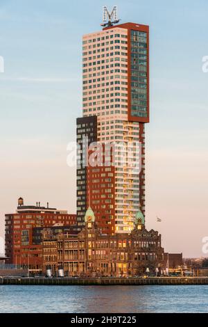 Rotterdam, Stadtteil Kop van Zuid, Hotel New York und der Montevideo-Tower, 2005 von Francine Marie Jeanne Houben, MECANOO Stockfoto