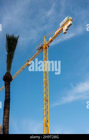 Gelbe Turmdrehkran vor blauem Himmel Stockfoto