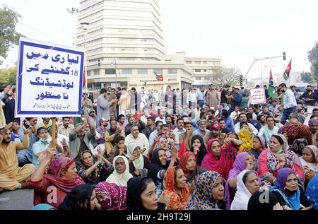 Die Bewohner von Lyari blockieren die Straße, während sie eine von der Peoples Party (PPP) organisierte Protestdemonstration gegen die Verlängerung der Sui-Gas-Ladung in ihrem Gebiet abhalten, die am Mittwoch, dem 08. Dezember 2021, in der Nähe des Shaheen-Komplexes in Karachi stattfand. Stockfoto