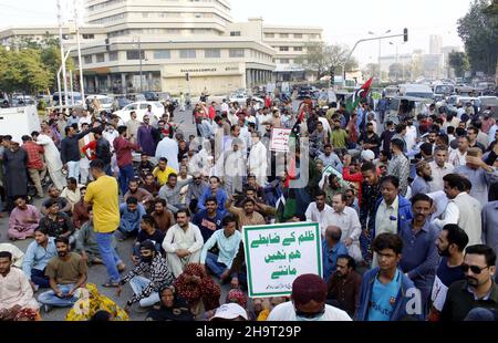 Die Bewohner von Lyari blockieren die Straße, während sie eine von der Peoples Party (PPP) organisierte Protestdemonstration gegen die Verlängerung der Sui-Gas-Ladung in ihrem Gebiet abhalten, die am Mittwoch, dem 08. Dezember 2021, in der Nähe des Shaheen-Komplexes in Karachi stattfand. Stockfoto