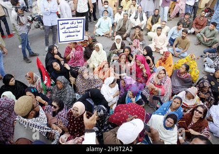 Die Bewohner von Lyari blockieren die Straße, während sie eine von der Peoples Party (PPP) organisierte Protestdemonstration gegen die Verlängerung der Sui-Gas-Ladung in ihrem Gebiet abhalten, die am Mittwoch, dem 08. Dezember 2021, in der Nähe des Shaheen-Komplexes in Karachi stattfand. Stockfoto