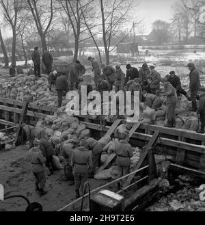 Lubczyna, 1969-12. Niekorzystne warunki atmosferyczne spowodowa³y spiêtrzenie wód jeziora D¹bie, które przerwa³y w okolicy Lubczyny wa³ przeciwpowodziowy i zala³y teren o powerzchni 1000 ha. NZ. Budowa wa³u przeciwpowodziowego. kw PAP/Andrzej Witusz Dok³adny dzieñ wydarzenia nieustalony. Lubczyna, Dezember 1969. Ungünstigen Wetterbedingungen verursacht Auffüllen der Gewässer des Dabie Lake. Wasser brach einen Damm in der Nähe von Lubczyna und überflutete die Fläche von 1000 Hektar. Im Bild: Soldaten und Freiwillige bauen einen provisorischen Staudamm. kw PAP/Andrzej Witusz Stockfoto