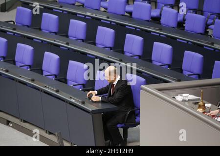 Berlin, Berlin-Tiergarten, Deutschland. 8th Dez 2021. Berlin: Nach der Wahl wird der neue Bundeskanzler vom Bundestagspräsidenten BÃ¤rbel Bas bestellt und vor dem Bundestag vereidigt.der bisherige Finanzminister und Vizekanzler Olaf Scholz wurde zum Bundeskanzler im Bundestag gewählt. Olaf Scholz erhielt die absolute Mehrheit der Stimmen im parlament. (Bild: © Simone Kuhlmey/Pacific Press via ZUMA Press Wire) Stockfoto