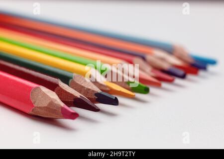 Spektrum von Farbstiften mit weißem Copyspace Stockfoto