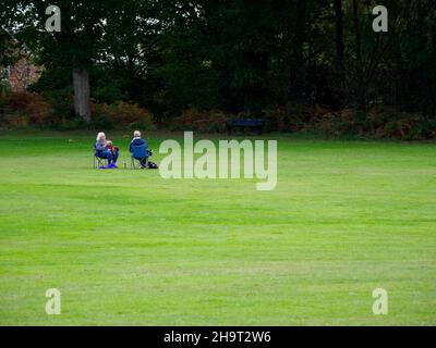 Zwei Frauen treffen sich während des Covid, Hampshire, Großbritannien 2021, zum Kaffee im Freien Stockfoto