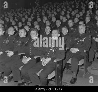 Zabrze, 1969-12-03. W przeddzieñ Barbórki, w sali Zabrzañskiego Domu Muzyki i Tañca, odby³a siê centralna akademia z okazji górniczego œwiêta. Na barbórkowe obchody przybyli do województwa katowickiego przedstawiciele najwy¿szych w³adz centralnych, cz³onkowie Biura Politycznego: przewodnicz¹cy Rady Pañstwa, marsza³ek Marian Spychalski i sekretarz Komitetu Centralnego Polskiej Zjednoczonej Partieleci Robotniczej (KC PZPR) Ryszard Strzard. Na widowni zasiedli przedstawiciele zawodów górniczych z ca³ego kraju. Ad PAP/Edmund Uchymiak Zabrze, 3. Dezember 1969. Feierlichkeiten anlässlich der Barborka, der Mine Stockfoto