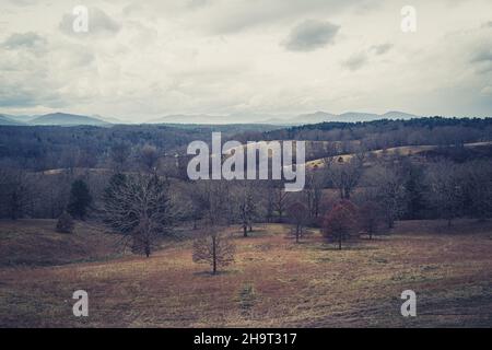 Ein Weitwinkel-Landschaftsfoto mit den Blue Ridge Mountains im Hintergrund. Stockfoto